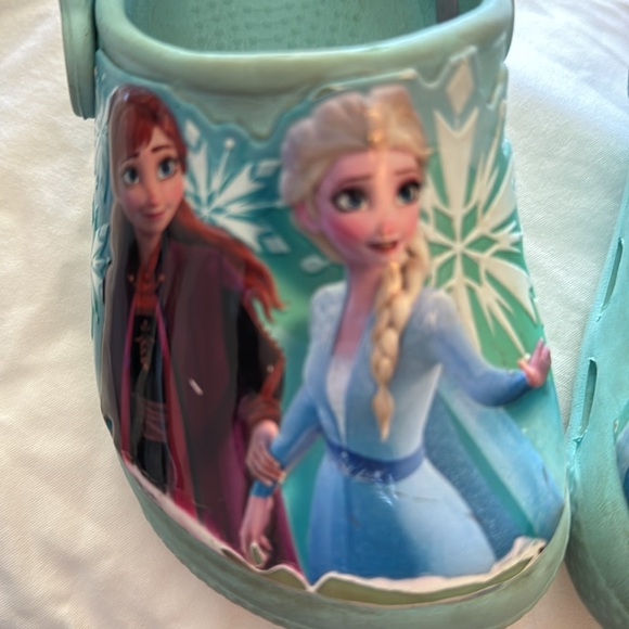 Crocs. Disney Frozen II size 9. Nice shape. Elsa & Anna on front. - Picture 2 of 8